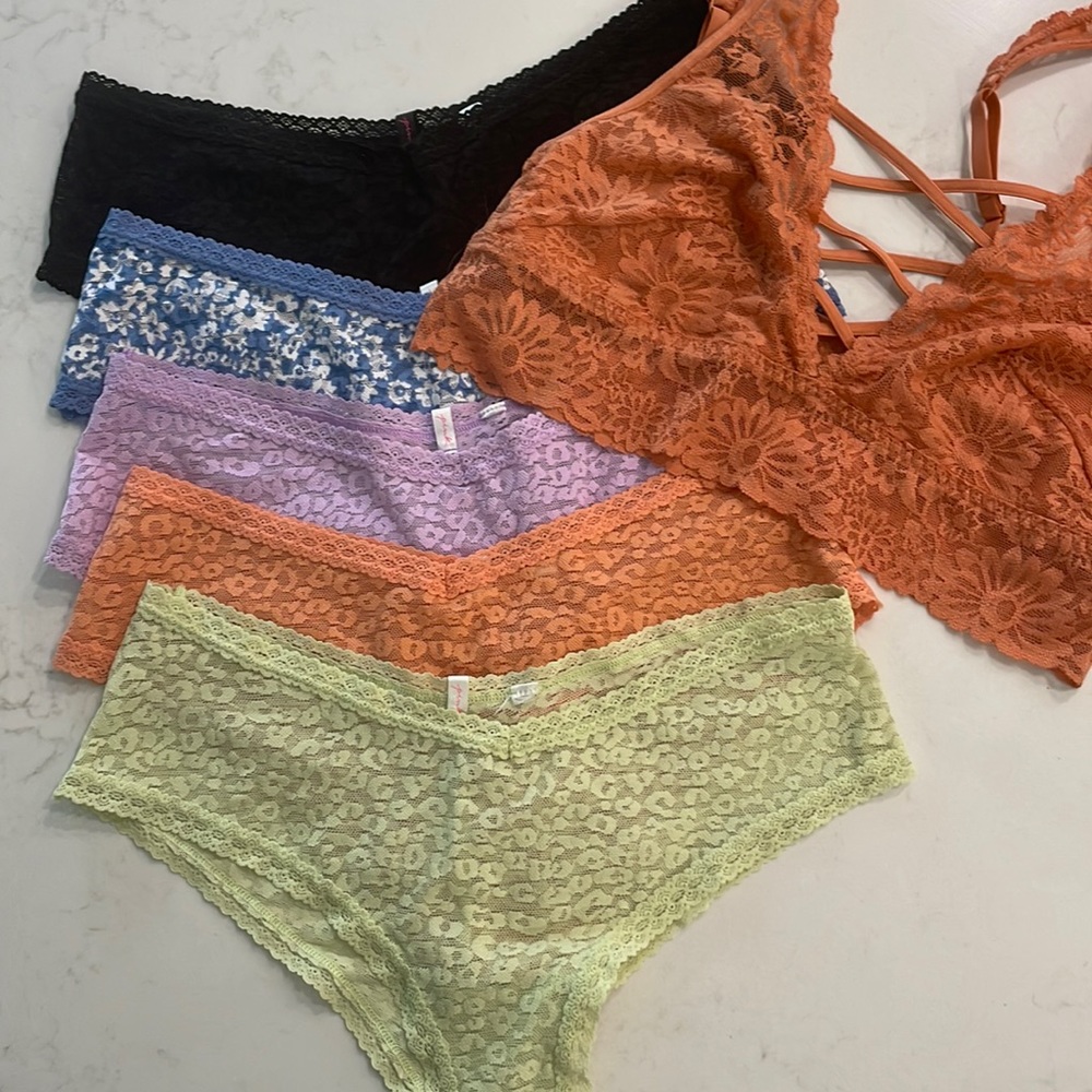 Set of 5 VS VICTORIAS SECRET PINK undies with bralette size M